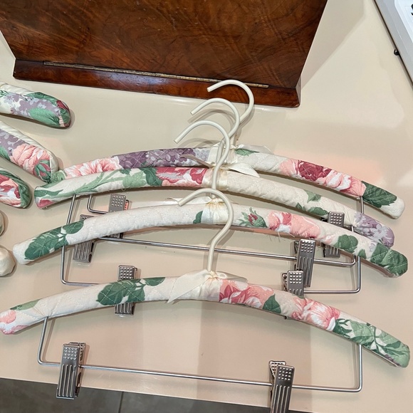 Set of 15 Gently Used Padded Hangers in Vintage Cabbage Rose Cotton Fabric - Picture 10 of 12